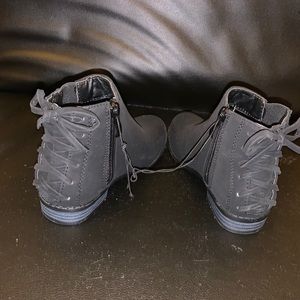 Girl laces bow booties